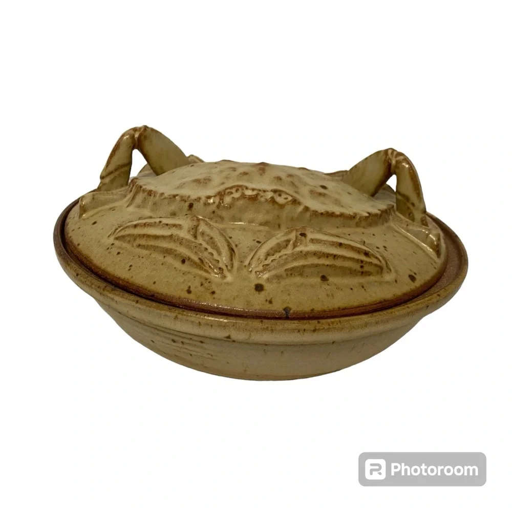 JEFF TINIUS STORM LAKE POTTERY LIDDED CASSEROLE CRAB RELIEF TAN STONEWEAR USA